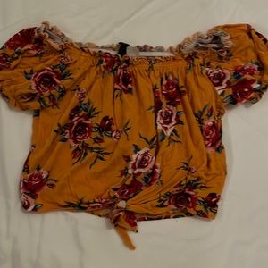 Adorable off the shoulder crop top. Amazing condition